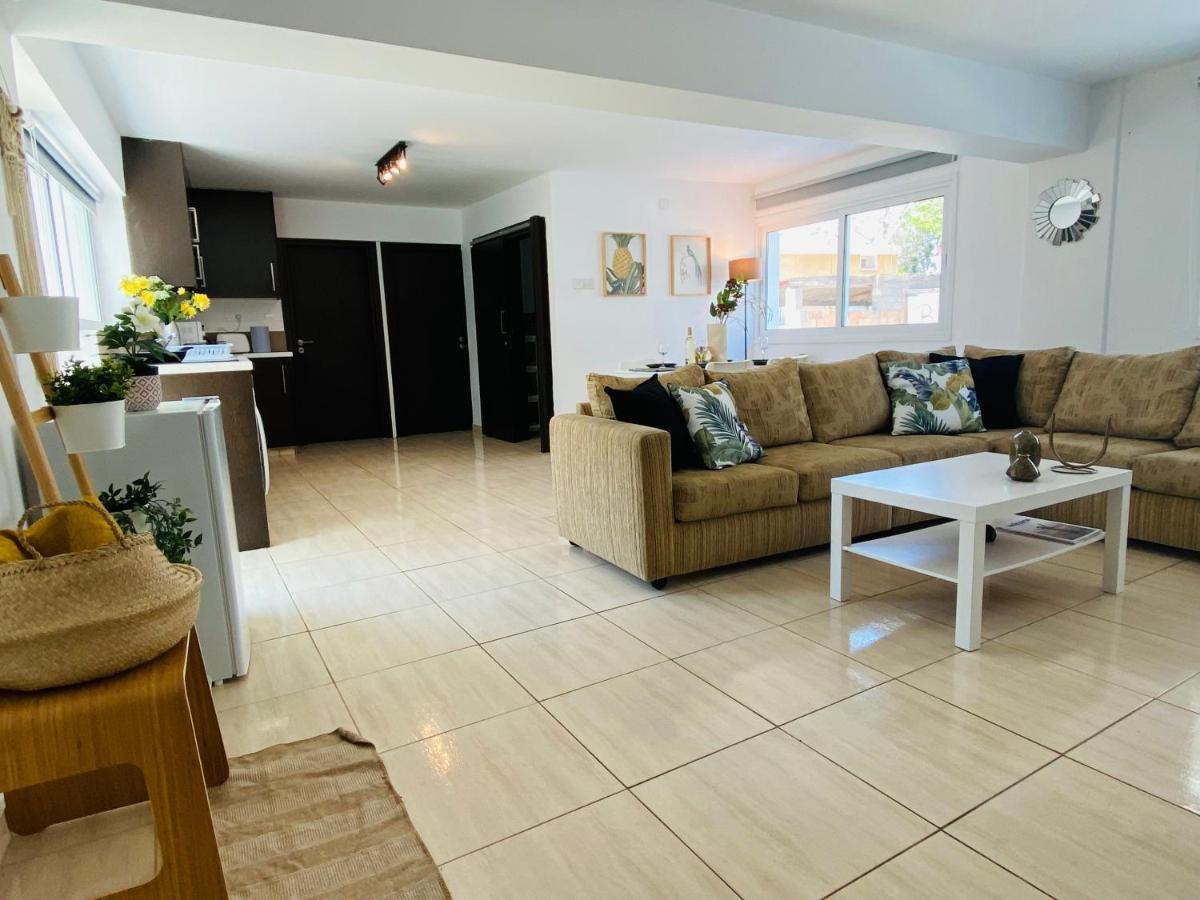 Serena'S 2-Br Apartment In Larnaca Luaran gambar